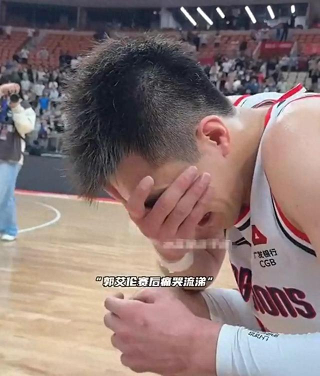 包含清晨广州队备战法甲，再遭质疑细节曝光，质疑声仍在，训练强度明显提升的词条